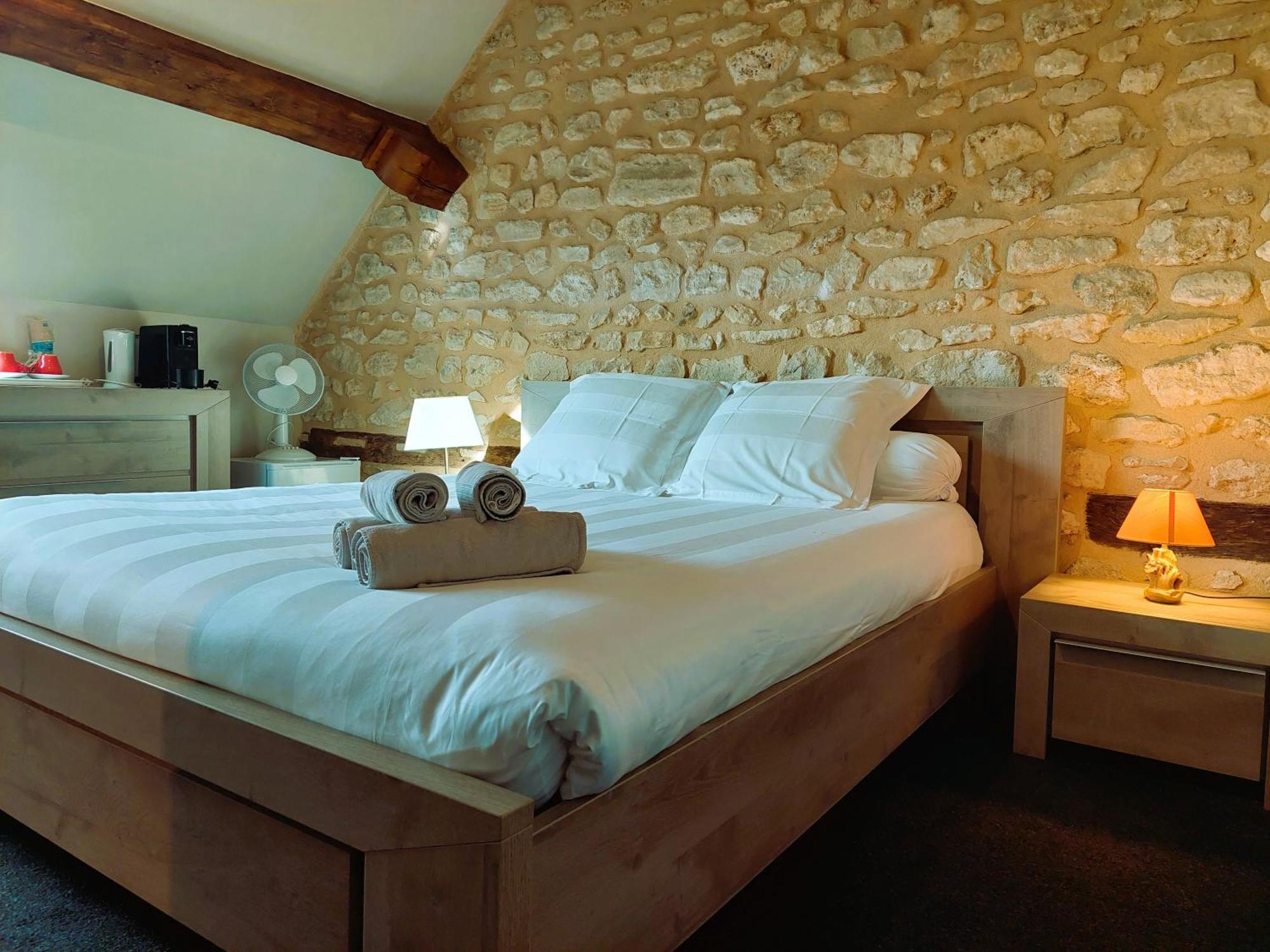 Domaine De La Haie Des Granges Menilles Екстер'єр фото